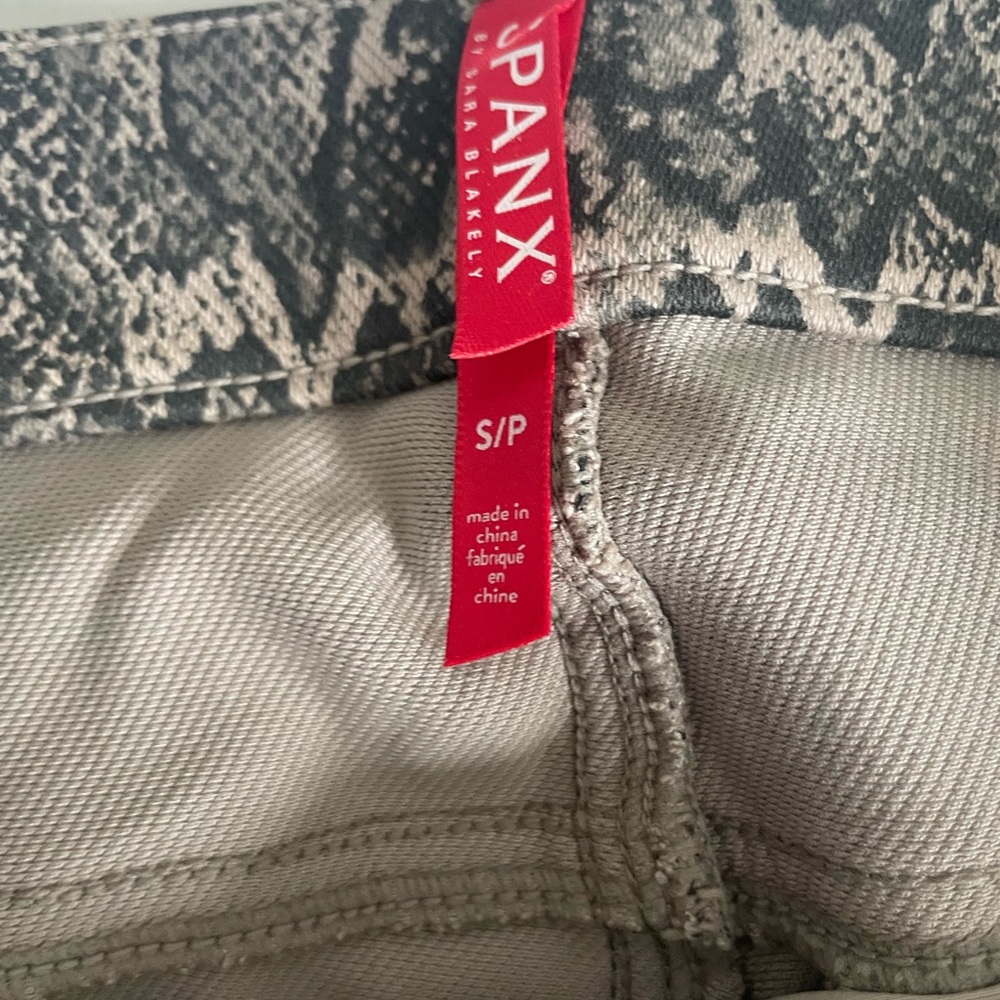 SPANX Gray and Black Snake Pattern Leggings